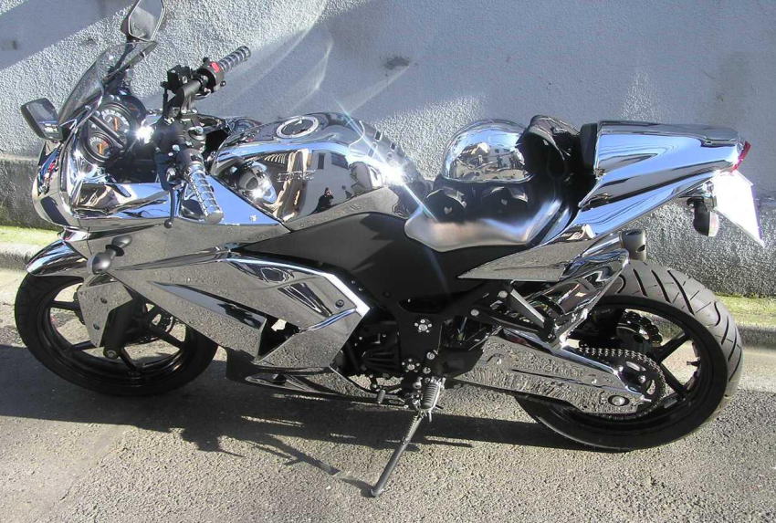 メッキの弱点を克服　なぜならメッキのプロが開発してからさずがメッキ屋・特徴しては、バイクマフラーに使用可能・バイクマフラーに使用できるのでメッキをピカピカを維持できる、メッキ磨き・メッキワックス・メッキクリナーでない、メッキコート剤・メッキガラスコーティングがメッキングなのである
